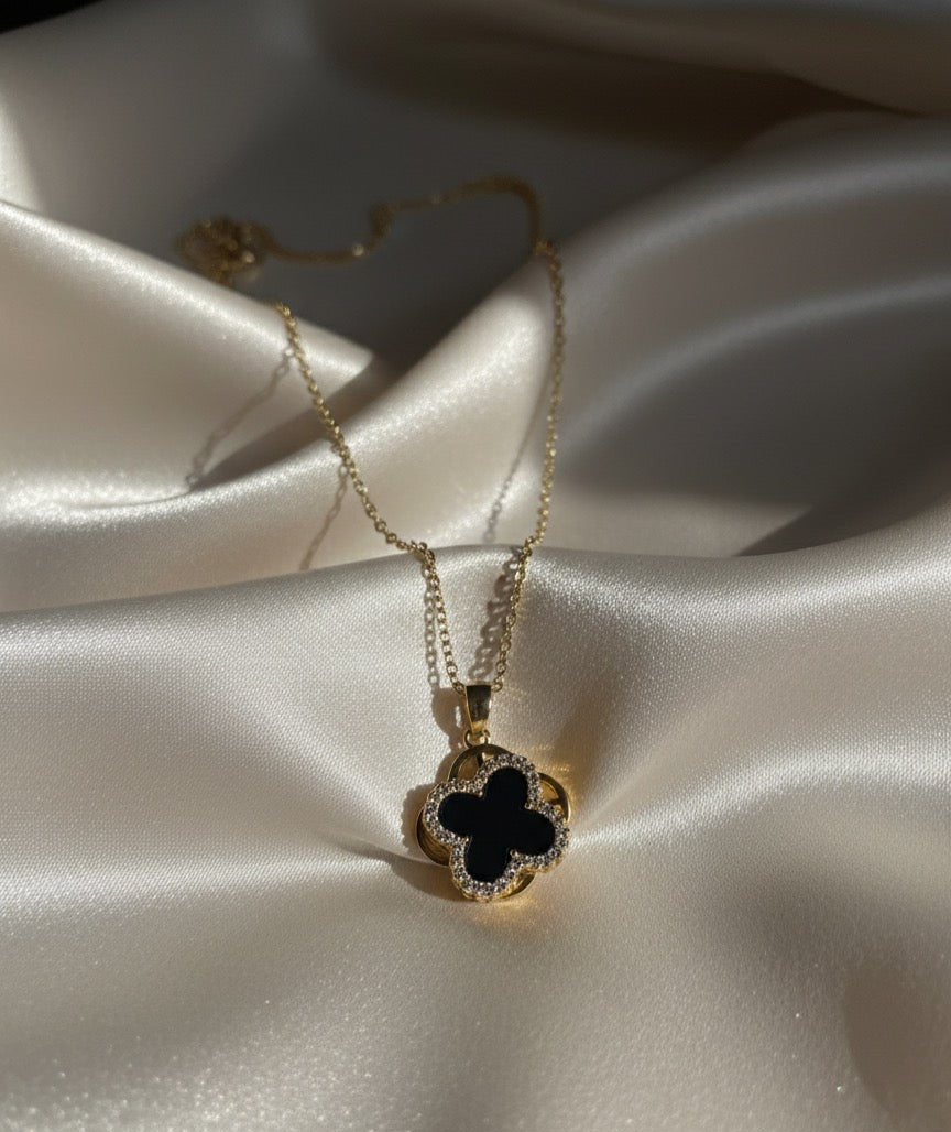 Clover rotating pendant