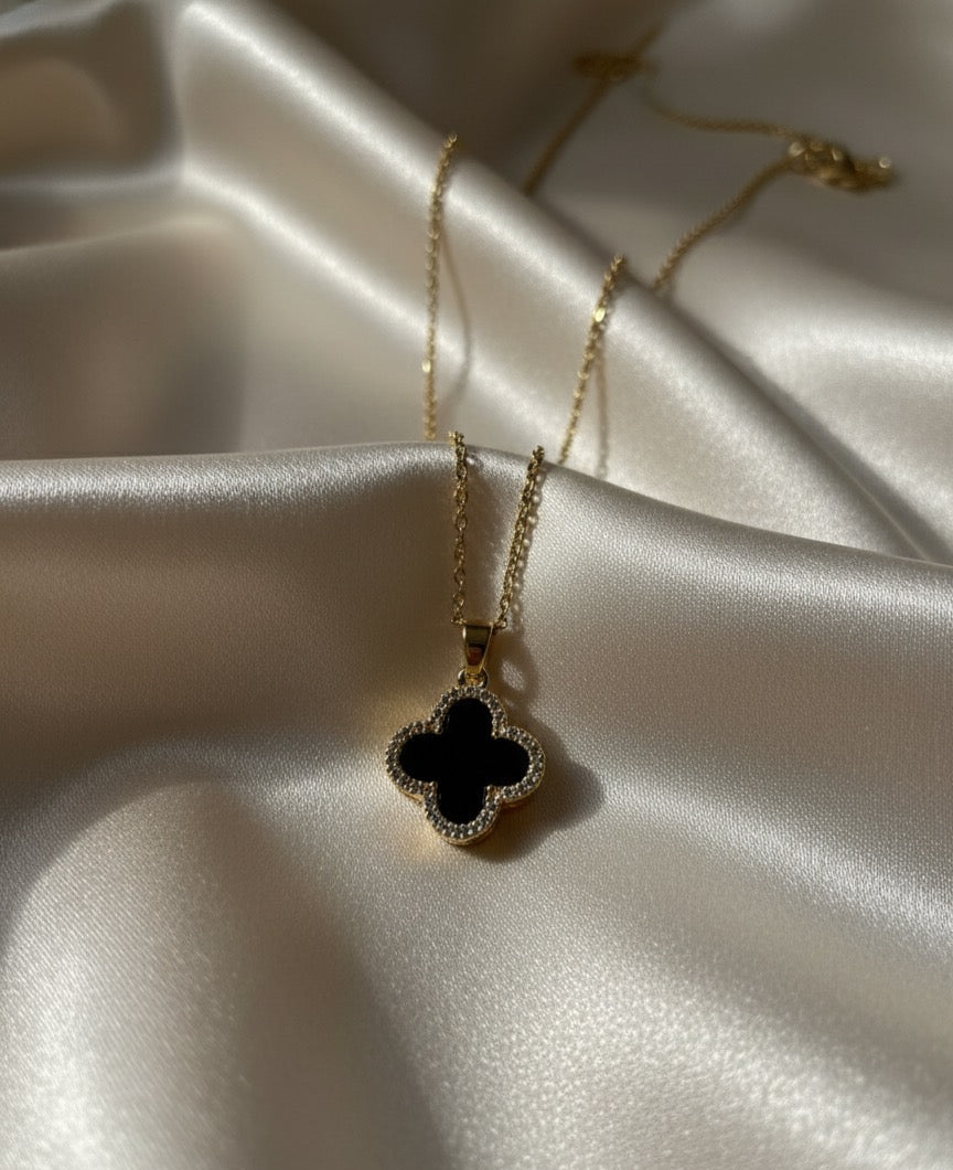 Clover rotating pendant